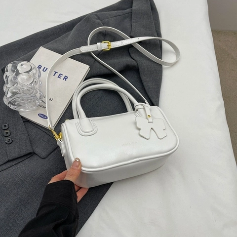 Bolso de Hombro de Cuero PU de Moda Para Mujer Bolso de Mano de Color Sólido Con Colgante de Mariposa Correa Ajustable
