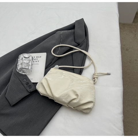 Damen Bestickte Umhängetasche PU Leder Chinesischer Stil Crossbody Tasche Plissiert Wolken Design Mit Quaste Elegante Mode