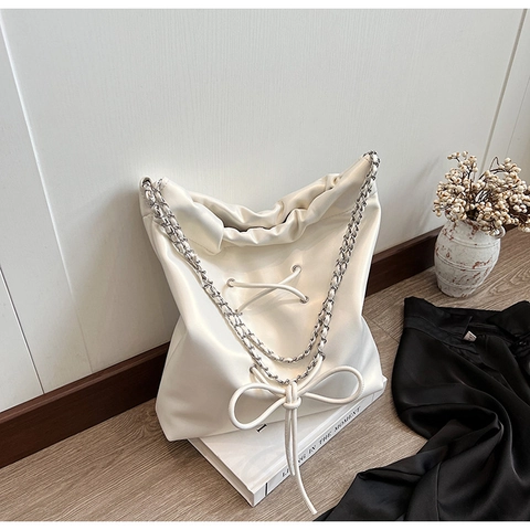 Damen PU-Leder Schultertasche Modisch Elegant Schleife Kordelzug Eimertasche Mit Silber Kettenriemen Plissierte Minimalistische Hobo Bag Casual Daily Handtasche