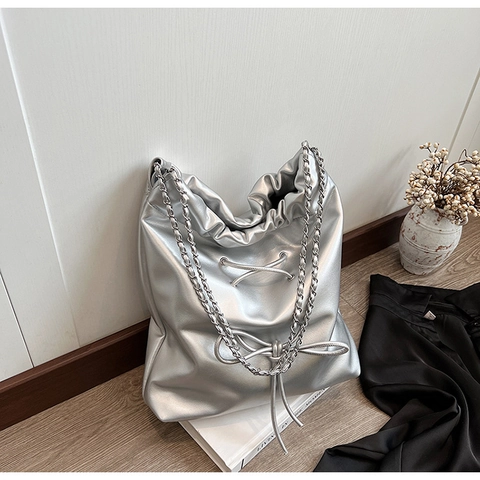 Damen PU-Leder Schultertasche Modisch Elegant Schleife Kordelzug Eimertasche Mit Silber Kettenriemen Plissierte Minimalistische Hobo Bag Casual Daily Handtasche