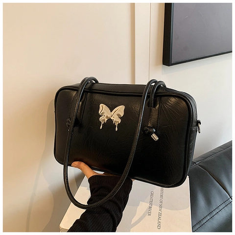 Trendige PU Leder Schultertasche Damen Urban Minimalistische Tote Bag Mit Metall Schmetterling Dekor Geknitterte Textur Alltagstasche