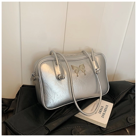 Trendige PU Leder Schultertasche Damen Urban Minimalistische Tote Bag Mit Metall Schmetterling Dekor Geknitterte Textur Alltagstasche