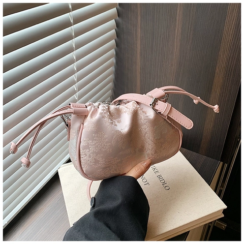 Sac à Épaule en Satin Jacquard pour Femmes Style Chinois Rétro Broderie Florale Sac à Cordon Avec Chaîne en Métal
