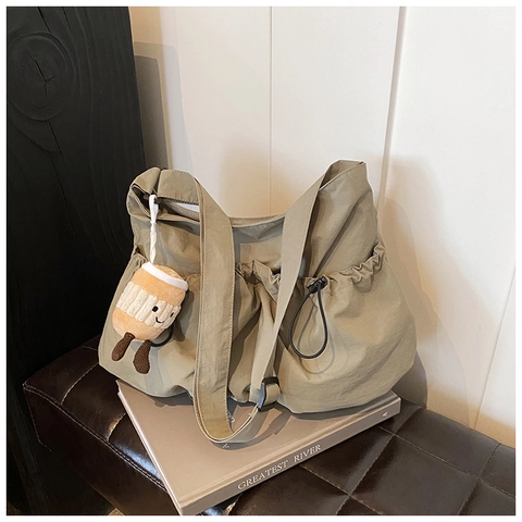 Trendy Dames Schoudertas Grote Capaciteit Geplooid Trekkoord Crossbody Tas Stof Hobo Tas Met Koffiekopje Pluche Bedeltje