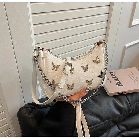 Damen Stilvolle PU Leder Falten Halbmond Schultertasche Mit Metall Schmetterling Dekor Silberne Kette Umhängetasche Y2K Lässige Tasche