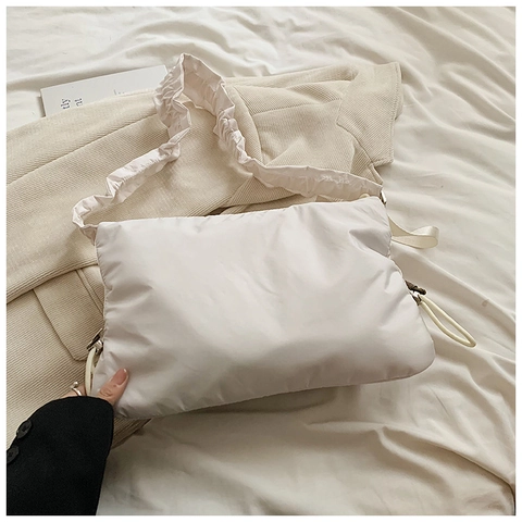 Bolso de Hombro de Nailon PU para Mujer Correa con Volantes Oso Metálico Bolso Bandolera Grande Casual Diario Multi-bolsillo de Moda