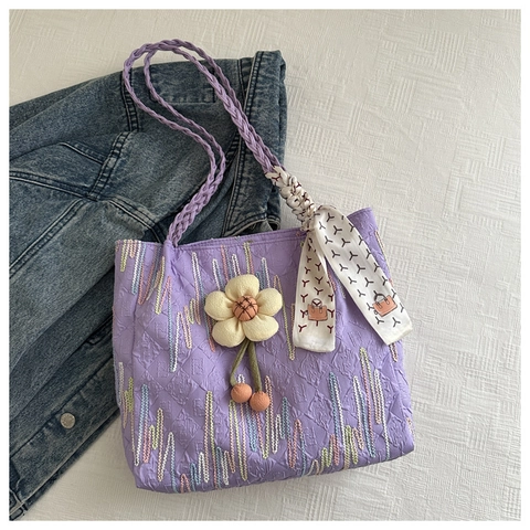 Nouveau Design Sac à Épaule Matelassé pour Femme Avec Foulard en Soie et Pendentif Fleur Broderie Mode Sac à Main Décontracté