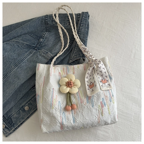 Nouveau Design Sac à Épaule Matelassé pour Femme Avec Foulard en Soie et Pendentif Fleur Broderie Mode Sac à Main Décontracté