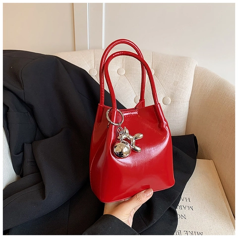 Shiny PU Leather Bucket Bag Minimalist Shoulder Handbag With Metallic Balloon Dog Pendant And Ball Decor Fashion Tote Bag
