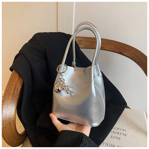 Shiny PU Leather Bucket Bag Minimalist Shoulder Handbag With Metallic Balloon Dog Pendant And Ball Decor Fashion Tote Bag