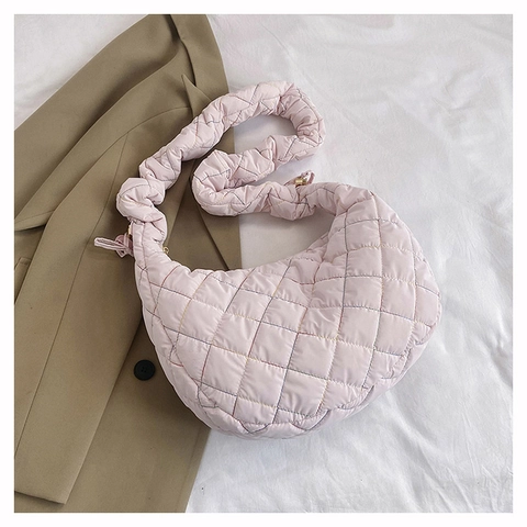 Trendige Gesteppte Nylon Schultertasche Für Damen Geraffter Riemen Farbige Nähte Große Kapazität Halbmond Hobo Umhängetasche