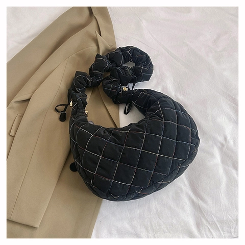 Trendige Gesteppte Nylon Schultertasche Für Damen Geraffter Riemen Farbige Nähte Große Kapazität Halbmond Hobo Umhängetasche