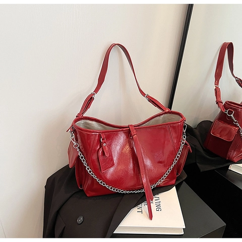 Borsa a Spalla da Donna alla Moda in PU Lucido Grande Capacità Metallic Hobo Tote Con Catena Nappe Borsa a Tracolla Minimalista Urbana
