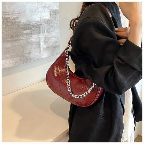 Borsa Hobo da Donna Trendy Trapuntata in Pelle PU a Forma di Luna Con Catena in Metallo Argentato Borsa a Tracolla Minimalista per Uso Quotidiano