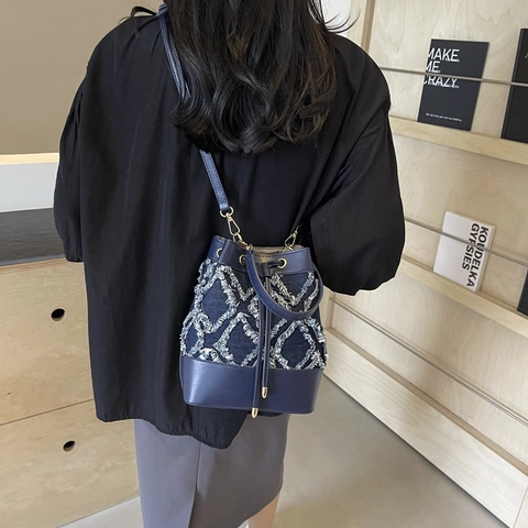 Sac Seau pour Femme en Denim Cuir Synthétique Matelassé Losange Cordon Sac à Bandoulière Retro Décontracté Main Sac