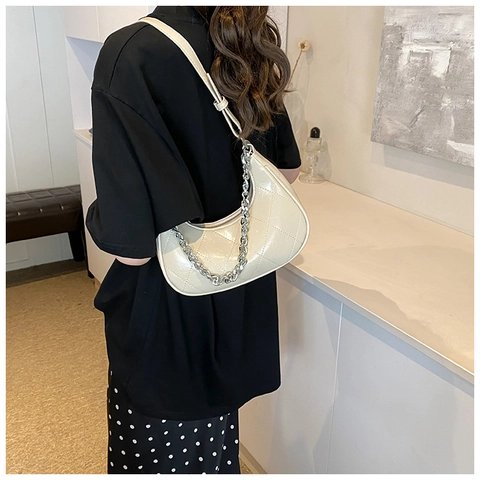 Borsa Hobo da Donna Trendy Trapuntata in Pelle PU a Forma di Luna Con Catena in Metallo Argentato Borsa a Tracolla Minimalista per Uso Quotidiano