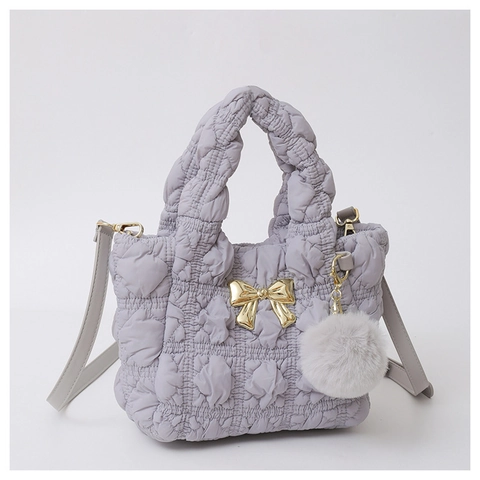 Sac Bandoulière Matelassé en Nylon Chic pour Femmes Avec Noeud Doré et Pendentif Boule de Poils Sac à Main Crossbody Puffy