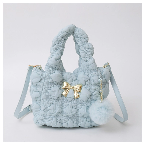 Sac Bandoulière Matelassé en Nylon Chic pour Femmes Avec Noeud Doré et Pendentif Boule de Poils Sac à Main Crossbody Puffy