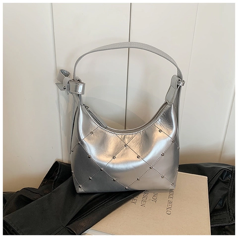 Trendige Gesteppte Hobo Bag Für Damen Metallic PU Leder Nieten Schultertasche Mit Schleife Vielseitige Sommer Tasche