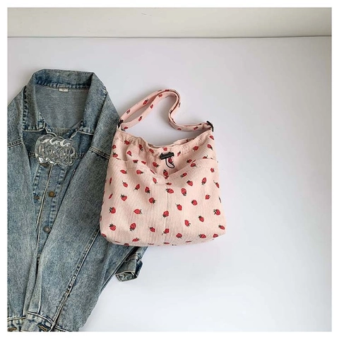 Sac à Épaule en Velours Côtelé pour Femmes Imprimé Fraise Cordon de Serrage Sac Bandoulière Décontracté Grande Capacité Fourre-tout
