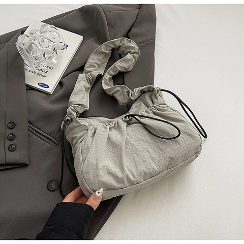 Sac à Épaule en Nylon Plissé pour Femmes Sac Nuage Minimaliste à Cordon Léger Couleur Unie Décontracté Navette Crossbody Hobo Bag