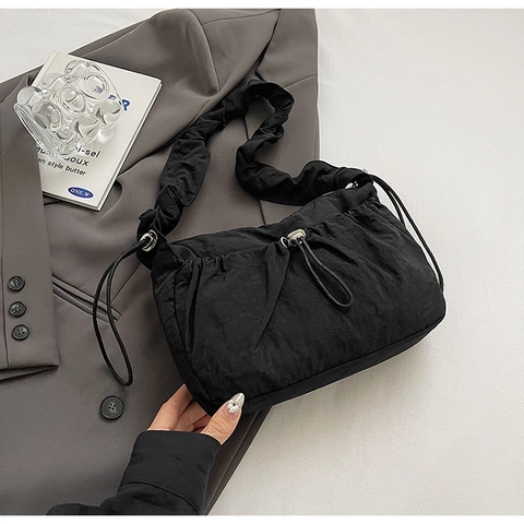 Sac à Épaule en Nylon Plissé pour Femmes Sac Nuage Minimaliste à Cordon Léger Couleur Unie Décontracté Navette Crossbody Hobo Bag