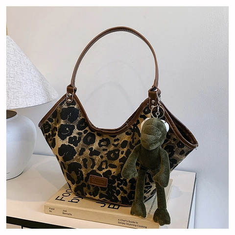 Borsa a Tracolla Leopardata alla Moda per Donna Borsa Hobo Tote in Pelle PU con Simpatico Ciondolo a Rana in Peluche Borsa a Mano di Grande Capacità