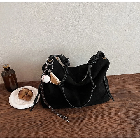 Minimalistische Wildleder Hobo Umhängetasche Für Damen Große Kapazität Tote Bag Mit Seilknoten Gurt Und Baseball Anhänger Zubehör