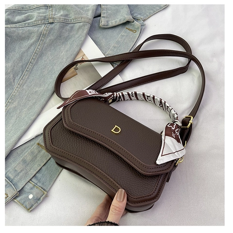 Mode Gekörntes PU Leder Damen Schultertasche Mit Goldener D-Schnalle Seidenschal Griff Urban Einfache Umhängetasche