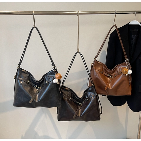 Vintage PU Leder Schultertasche Mit Großer Kapazität Für Damen Urban Minimalist Tote Bag Mit Baseball Anhänger Pendeltasche