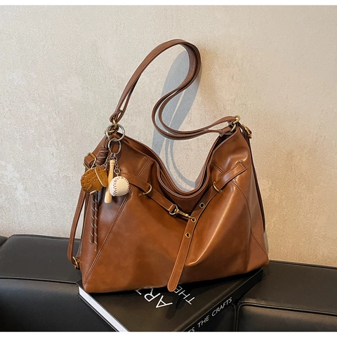 Vintage PU Leder Schultertasche Mit Großer Kapazität Für Damen Urban Minimalist Tote Bag Mit Baseball Anhänger Pendeltasche