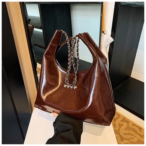 Borsa a Spalla Hobo in Pelle PU Lucida Rivetti in Metallo a Cuore Tracolla Catena Donna Casual Borsa Sottobraccio