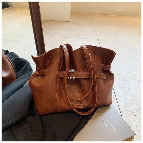 Large Capacity Women PU Leather Tote Bag With Stylish Metal Buckle Retro Urban Simplicity Solid Color Daily Shoulder Bag