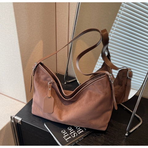 Minimalist Suede Texture PU Hobo Bag For Women Large Capacity Shoulder Bag Trendy Urban Crossbody Handbag With Decorative Tag