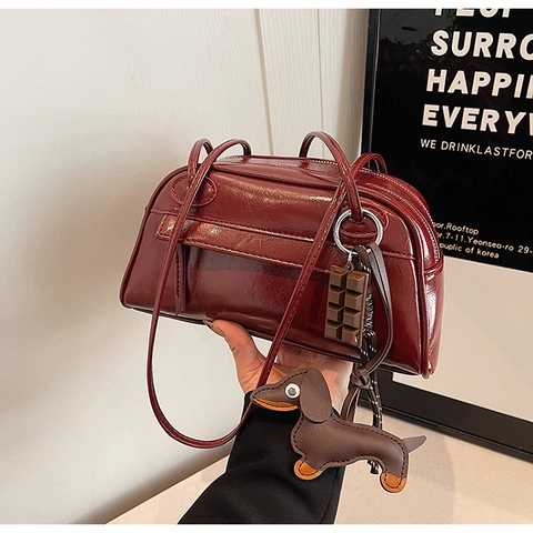 Retro Glanzende PU Leren Schoudertas Voor Dames Vintage Boston Tas Met Teckel Chocolade Hangers Chique Herfst Mode Handtas