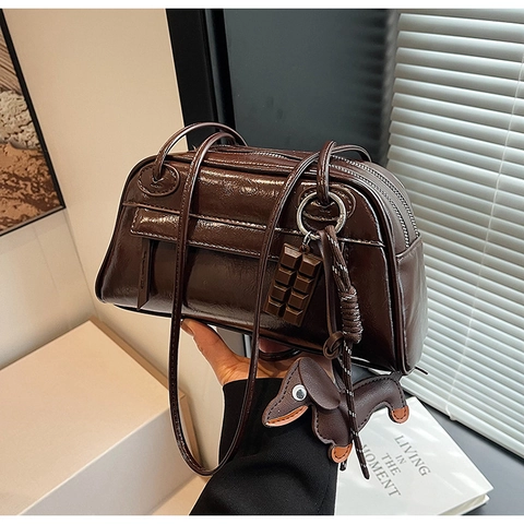 Retro Glanzende PU Leren Schoudertas Voor Dames Vintage Boston Tas Met Teckel Chocolade Hangers Chique Herfst Mode Handtas
