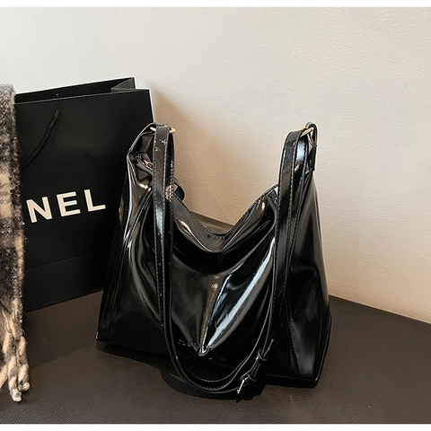 Trendy Women PU Leather Hobo Shoulder Bag Large Capacity High Gloss Glossy Tote Bag With Adjustable Strap For Daily Use