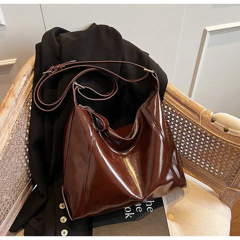 Trendy Women PU Leather Hobo Shoulder Bag Large Capacity High Gloss Glossy Tote Bag With Adjustable Strap For Daily Use