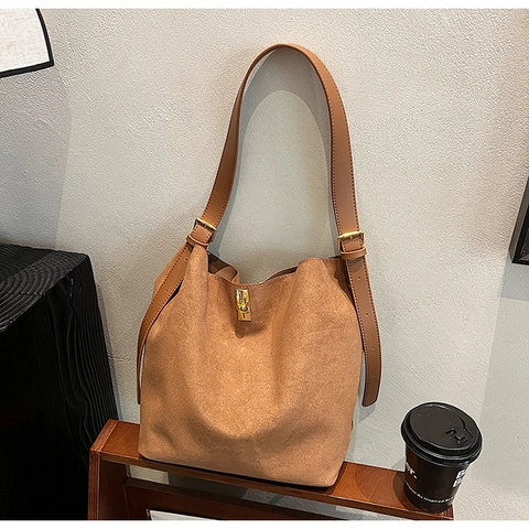 Vintage Suede Large Capacity Tote Shoulder Bag For Women Solid Color Bucket Crossbody Bag Commuter Fashion Handbag