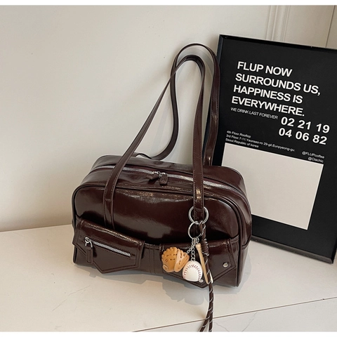 Vintage Glänzende PU Leder Umhängetasche Für Damen Große Kapazität Boston Tasche Mit Baseball Anhänger Retro Urban Handtasche