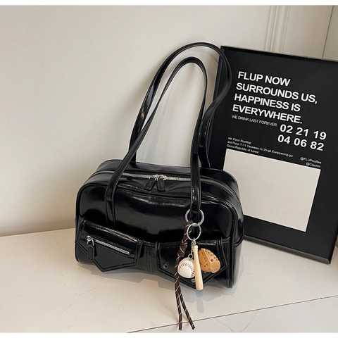 Vintage Glänzende PU Leder Umhängetasche Für Damen Große Kapazität Boston Tasche Mit Baseball Anhänger Retro Urban Handtasche