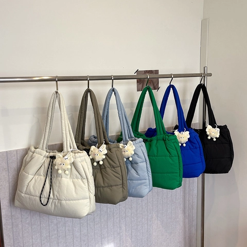 Borsa Puffer Tote da Donna Grande Capacità Borsa a Tracolla Trapuntata in Nylon Imbottita Leggera Casual Con Ciondolo Peluche
