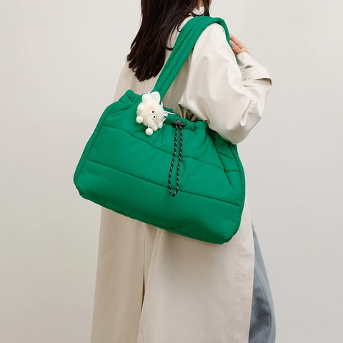 Borsa Puffer Tote da Donna Grande Capacità Borsa a Tracolla Trapuntata in Nylon Imbottita Leggera Casual Con Ciondolo Peluche