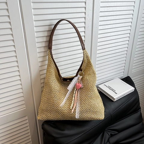 Sac Fourre-Tout en Paille Tissée de Style Français pour Femmes Sac à Bandoulière Tissé à la Main Avec Bretelles en Cuir Nœud en Dentelle Pendentif Coeur