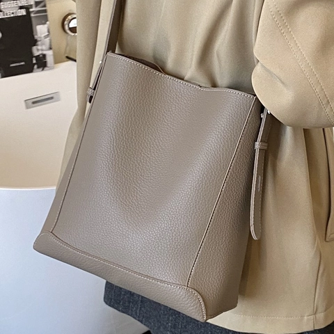Minimalist Large Capacity PU Leather Bucket Bag For Women Autumn Winter Retro Lychee Pattern Shoulder Bag With Inner Pouch