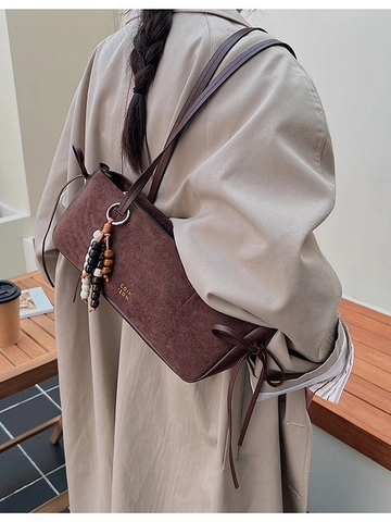 Borsa a Spalla Vintage da Donna in Pelle Scamosciata Sintetica Grande Capacità Sottobraccio con Ciondolo Perline Fiocco Coulisse