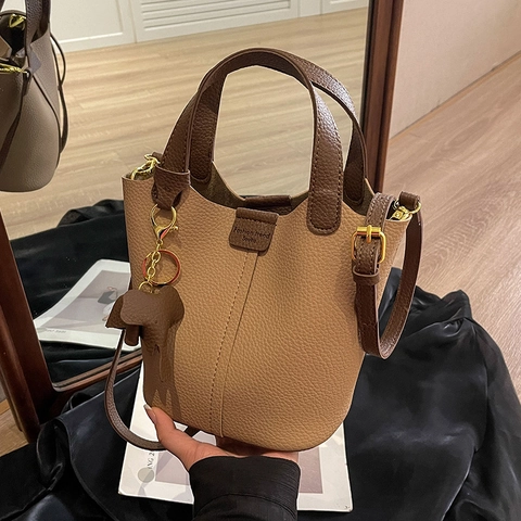 Sac Seau en Cuir PU pour Femmes Texture Litchi Grande Capacité Sac à Bandoulière Main Avec Pendentif Éléphant