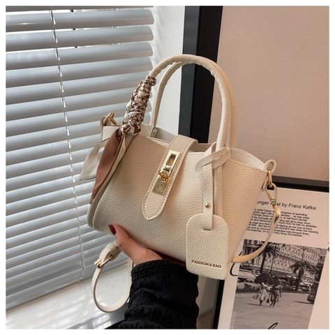 Damen Elegant PU Leder Beuteltasche Lederprägung Handtasche Mit Seidenschal Dekoration Gold Schloss Umhängetasche