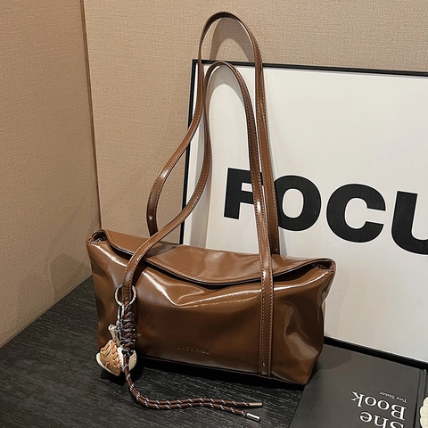 Borsa Sottobraccio in PU Lucido da Donna Borsa a Tracolla Vintage in Stile Coreano Con Ciondolo da Baseball Elegante Borsa Quotidiana Urbana
