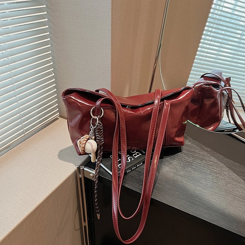Borsa Sottobraccio in PU Lucido da Donna Borsa a Tracolla Vintage in Stile Coreano Con Ciondolo da Baseball Elegante Borsa Quotidiana Urbana